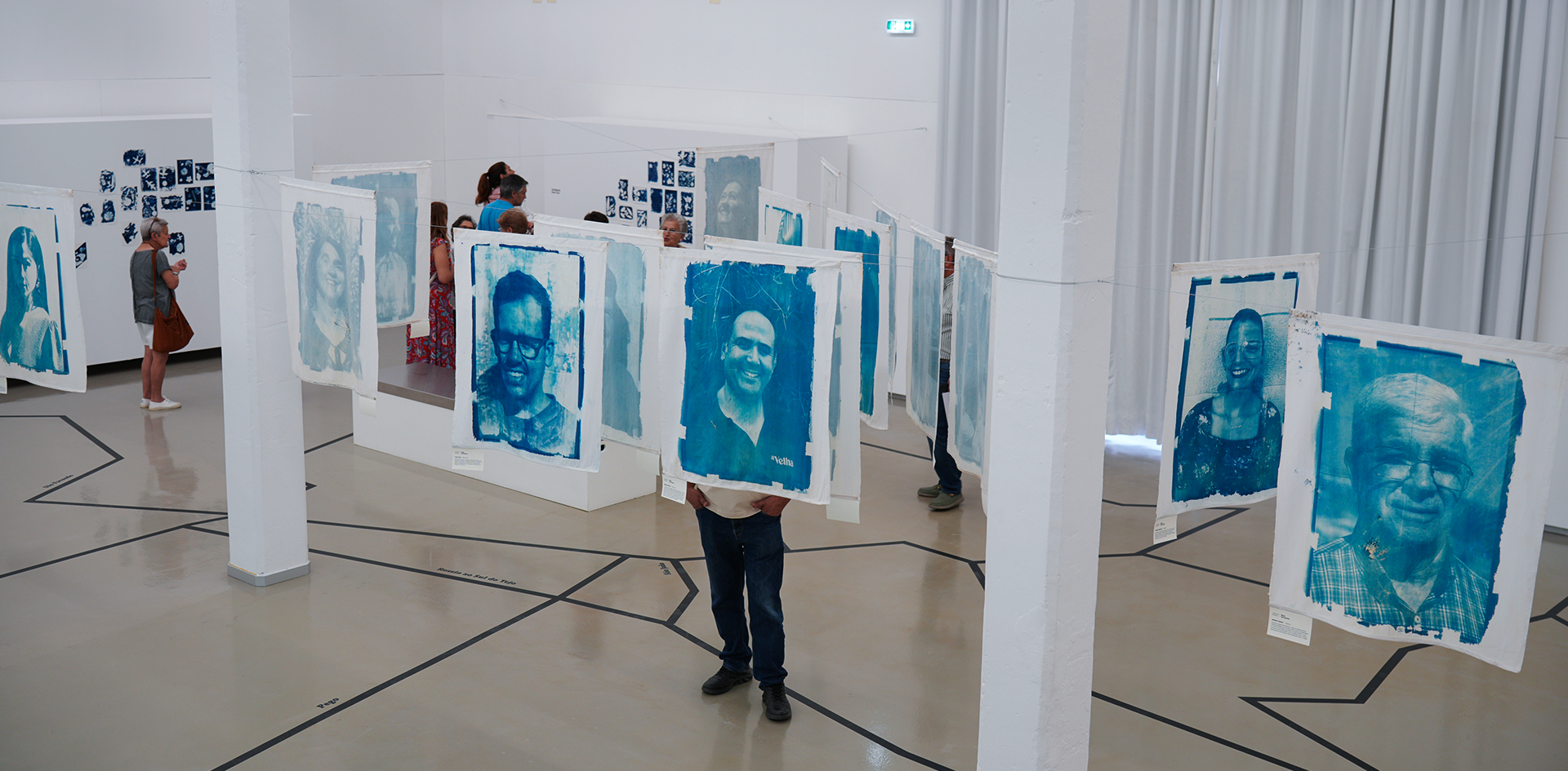 O invisível nasce a azul - Exposição coletiva de cianotipia
